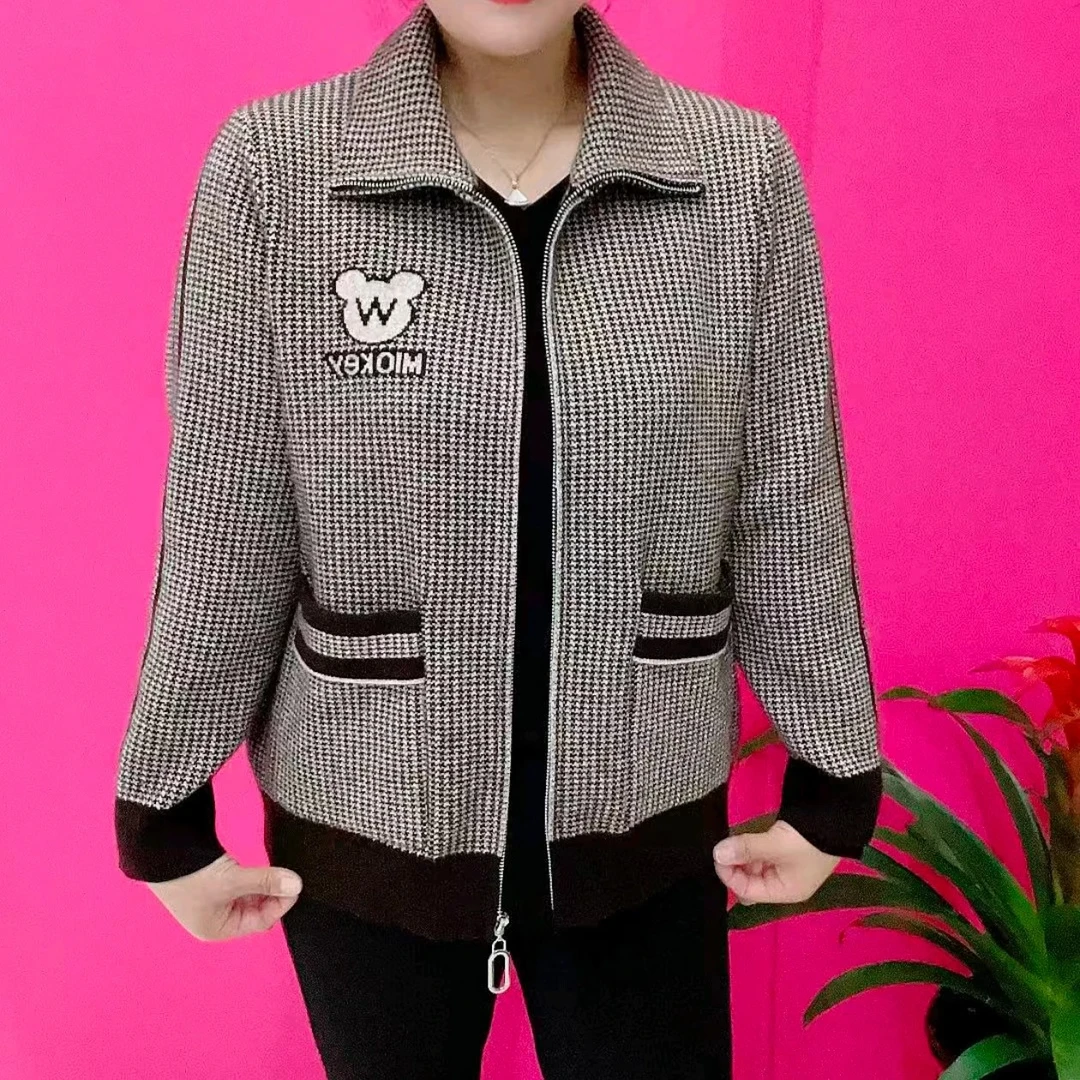 2025春季新款洋气中老年妈妈装小熊绣花翻领短款格子休闲针织衫女