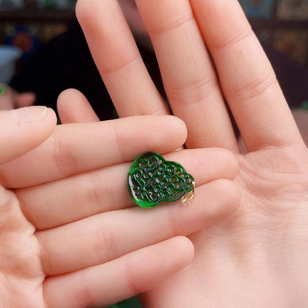 颈饰18K金镶嵌翡翠多样性