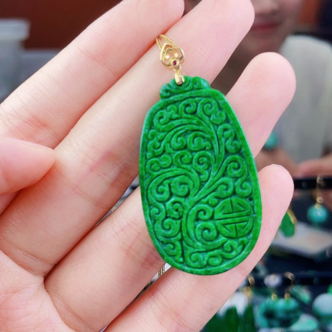 翡翠18K金镶嵌颈饰饰品