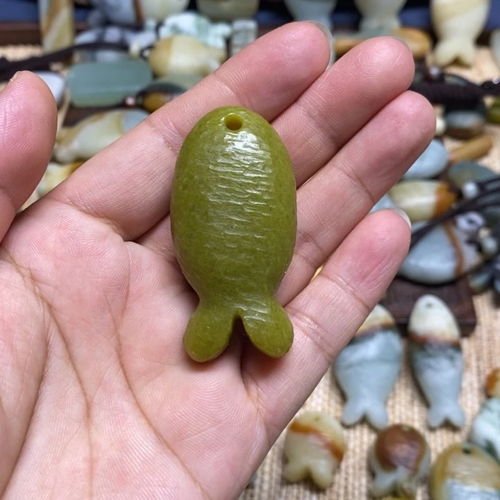 蛇纹石玉未镶嵌颈饰