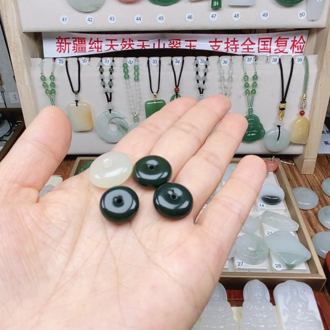 石英质玉（天山翠）合金颈饰