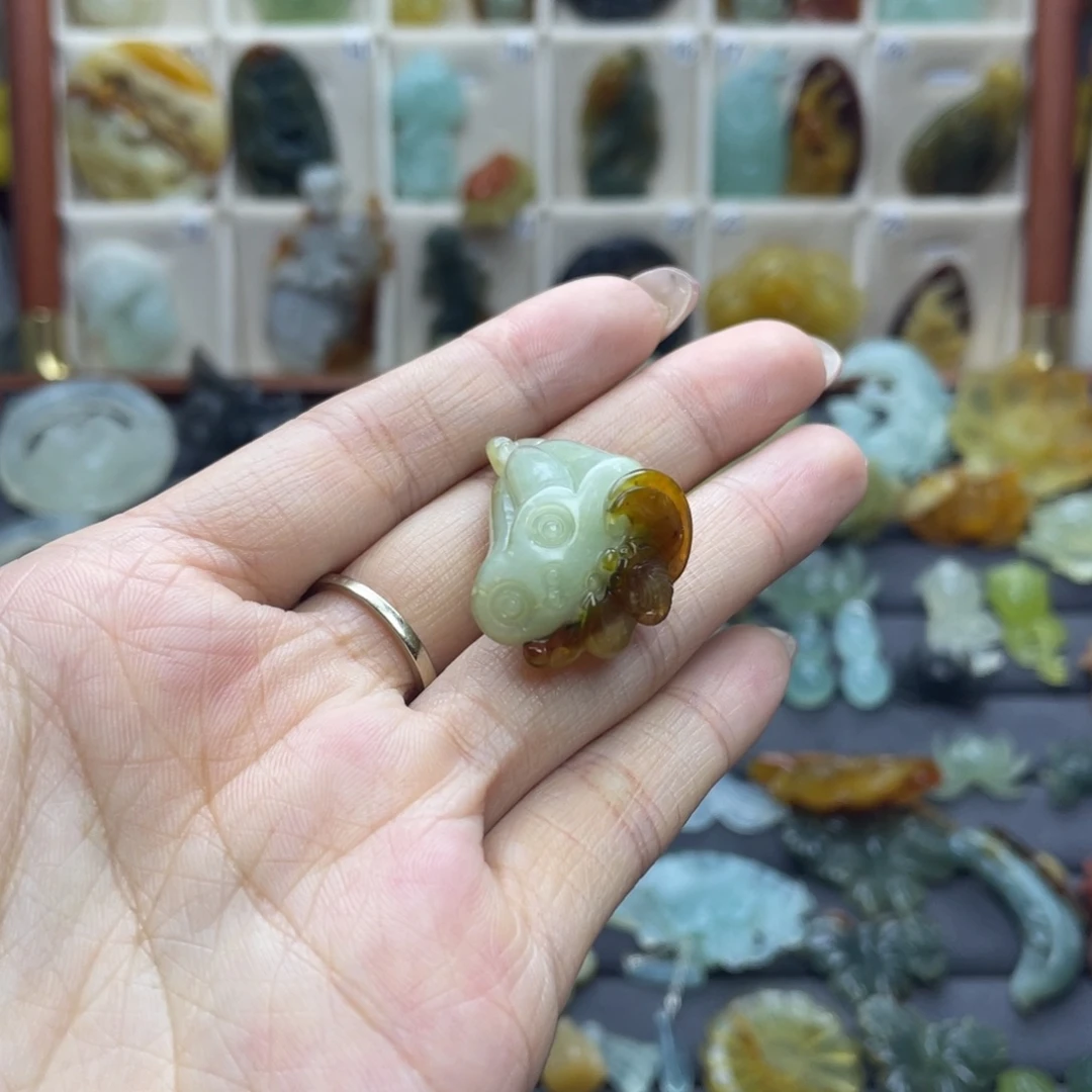 蛇纹石玉未镶嵌颈饰