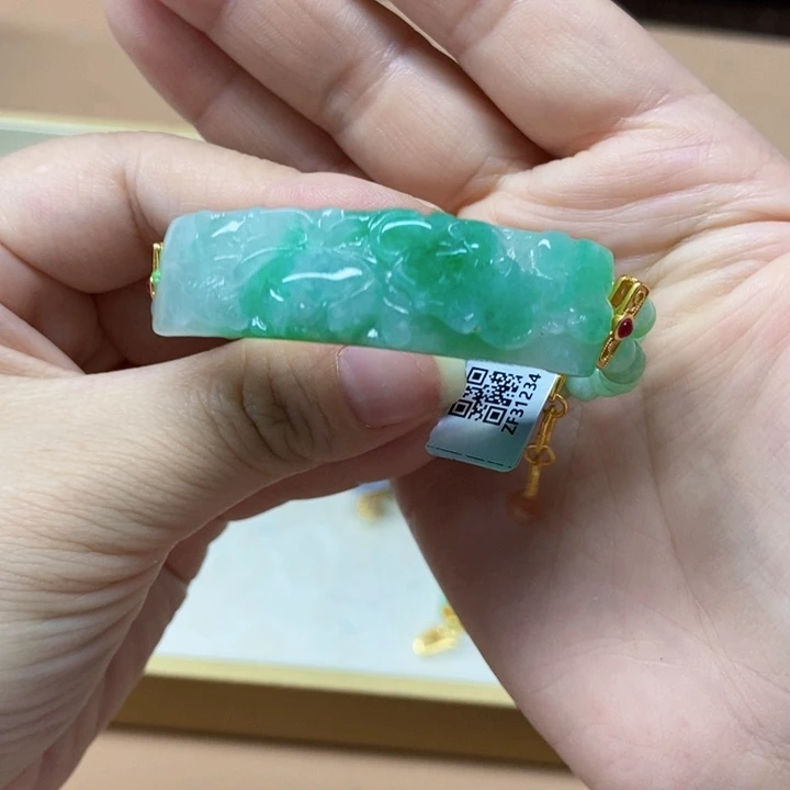 翡翠未镶嵌颈饰手牌