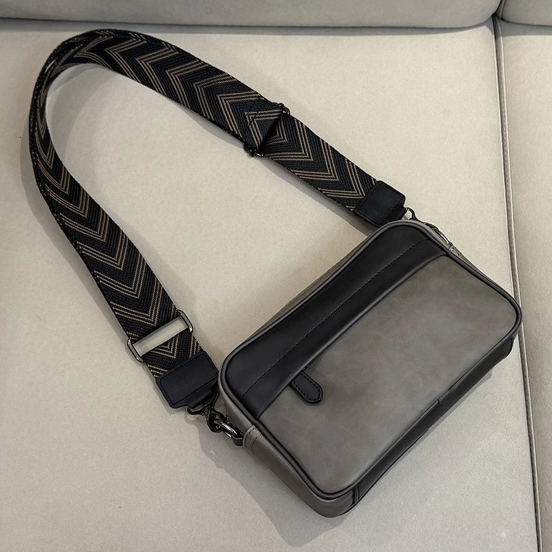 潮牌斜挎包男2025新款拼接男士单肩包横款方形日式休闲小方包耐磨