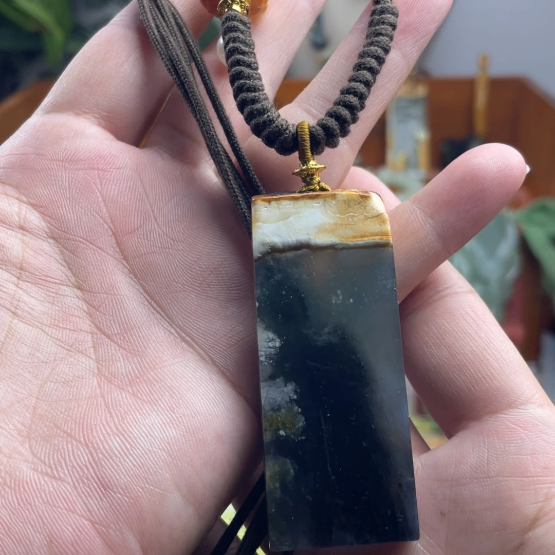 蛇纹石玉未镶嵌吊坠