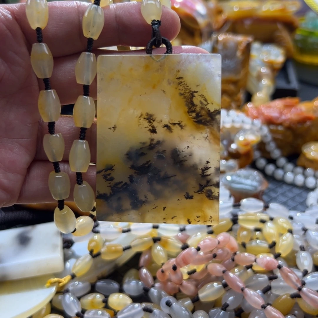 颈饰未镶嵌石英质玉