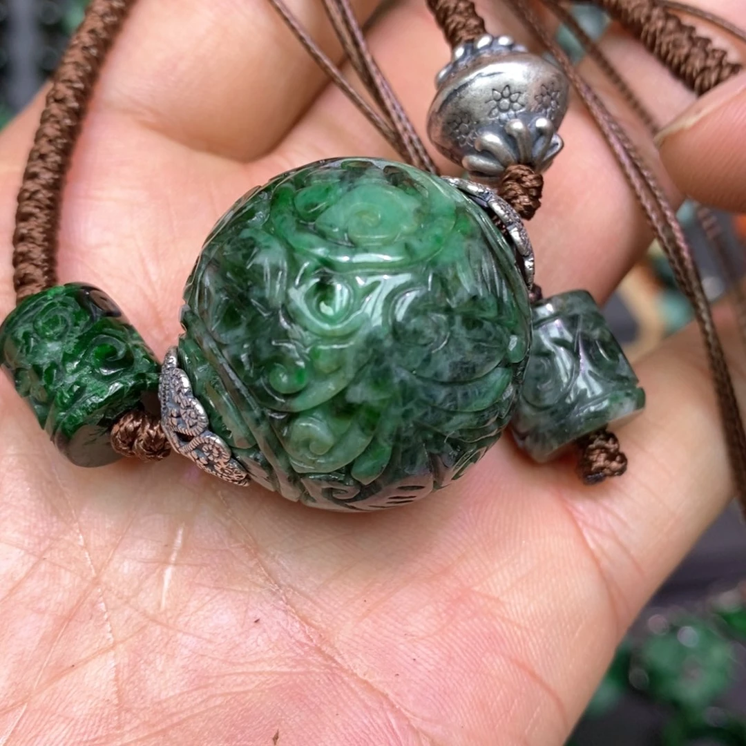 翡翠颈饰未镶嵌漂亮美眉