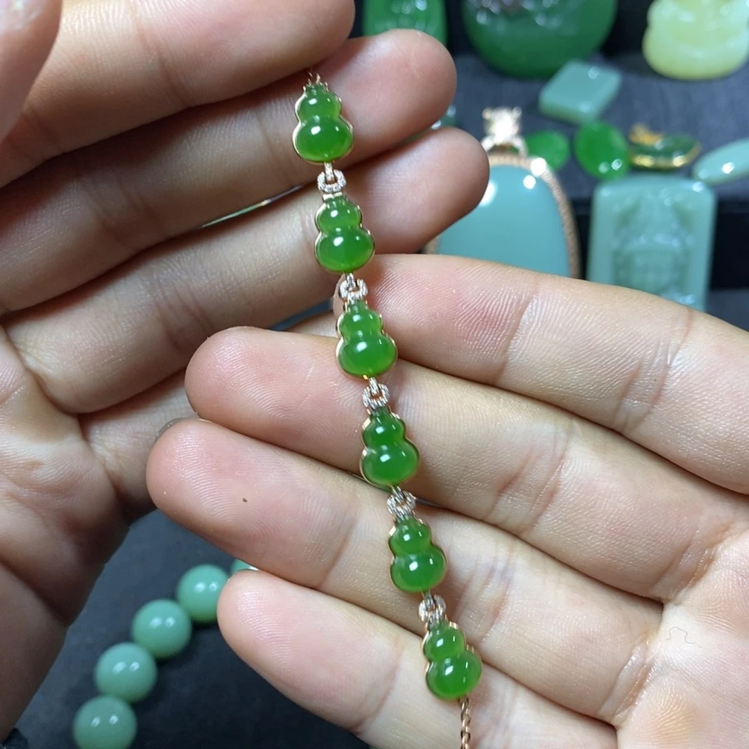 颈饰18K金镶嵌和田玉（碧玉）