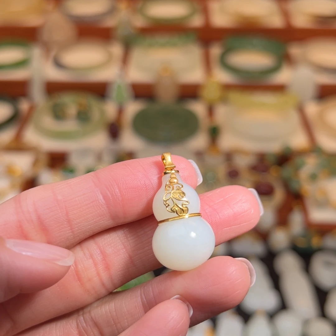 和田玉18K金镶嵌挂件