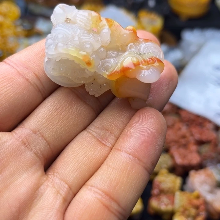 石英质玉（黄龙玉）未镶嵌颈饰