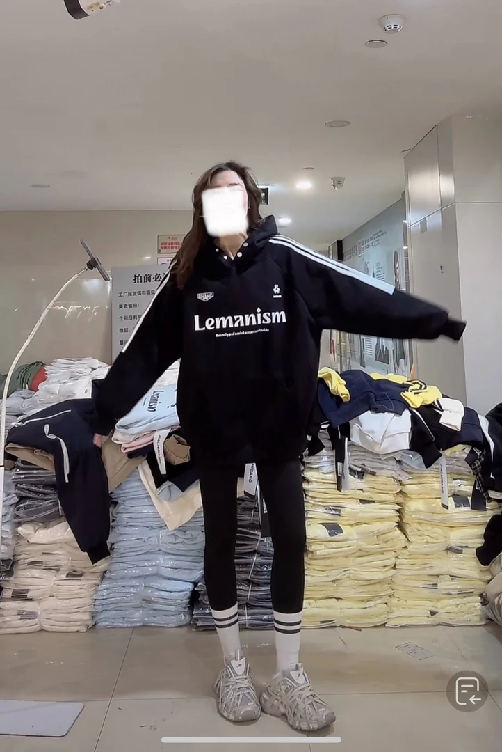 【柒汐】推荐Le字母印花连帽卫衣03