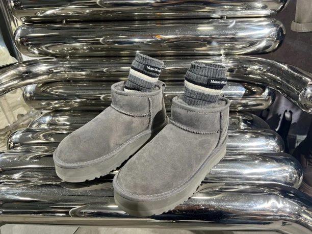 王琳家灰色雪地靴