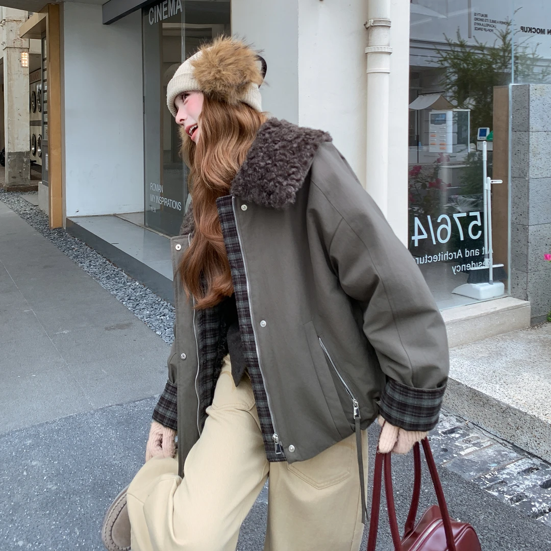 羊羔绒大翻领拼接外套女2025新款小个子冬季格子加厚加绒时尚棉服