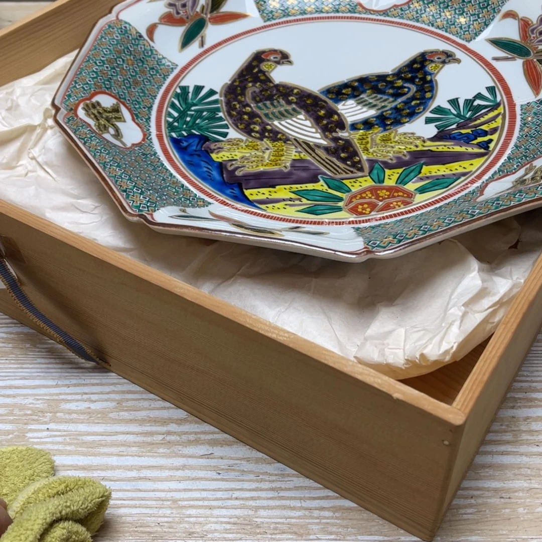 瓷片密密麻麻地排列着一个