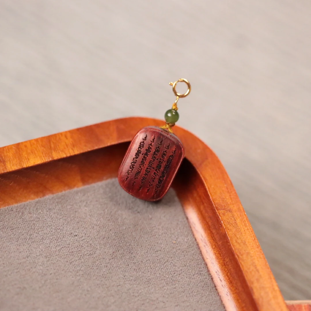 印度小叶紫檀【五条】牌吊坠尺寸：1.5x1.9x0.9cm