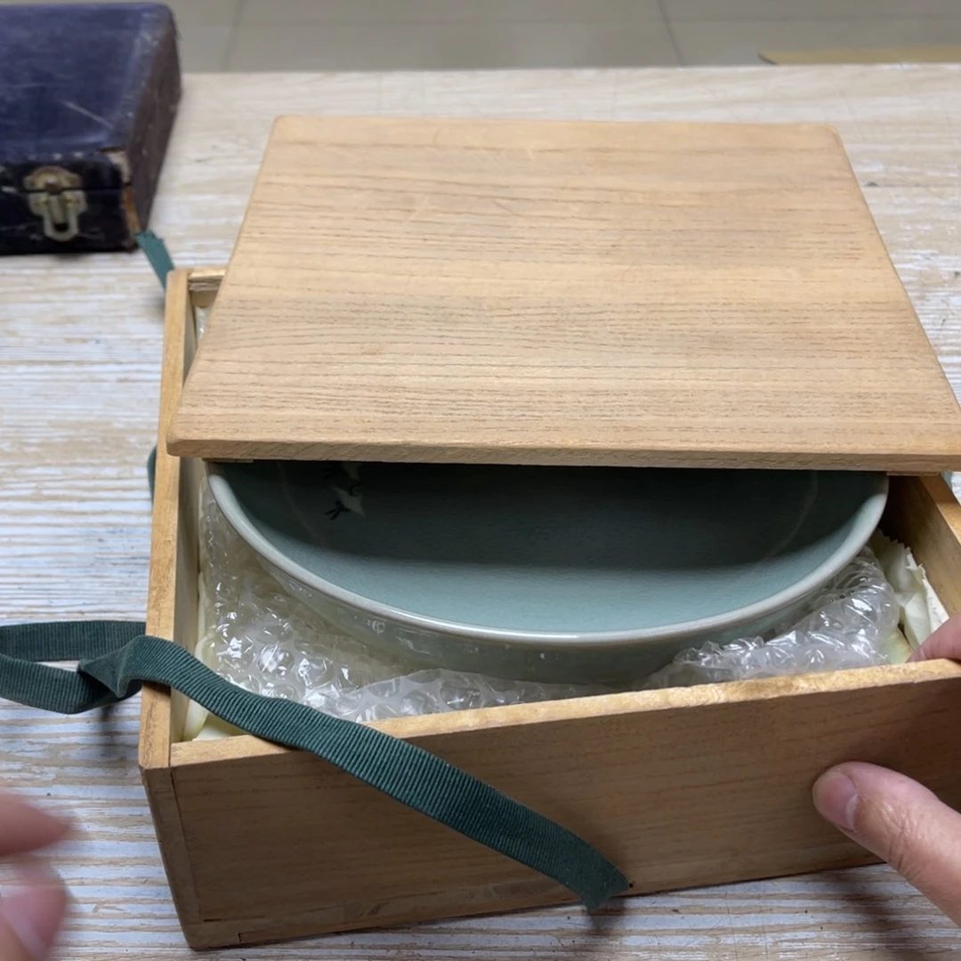 瓷片神*密密麻麻地排列着一个