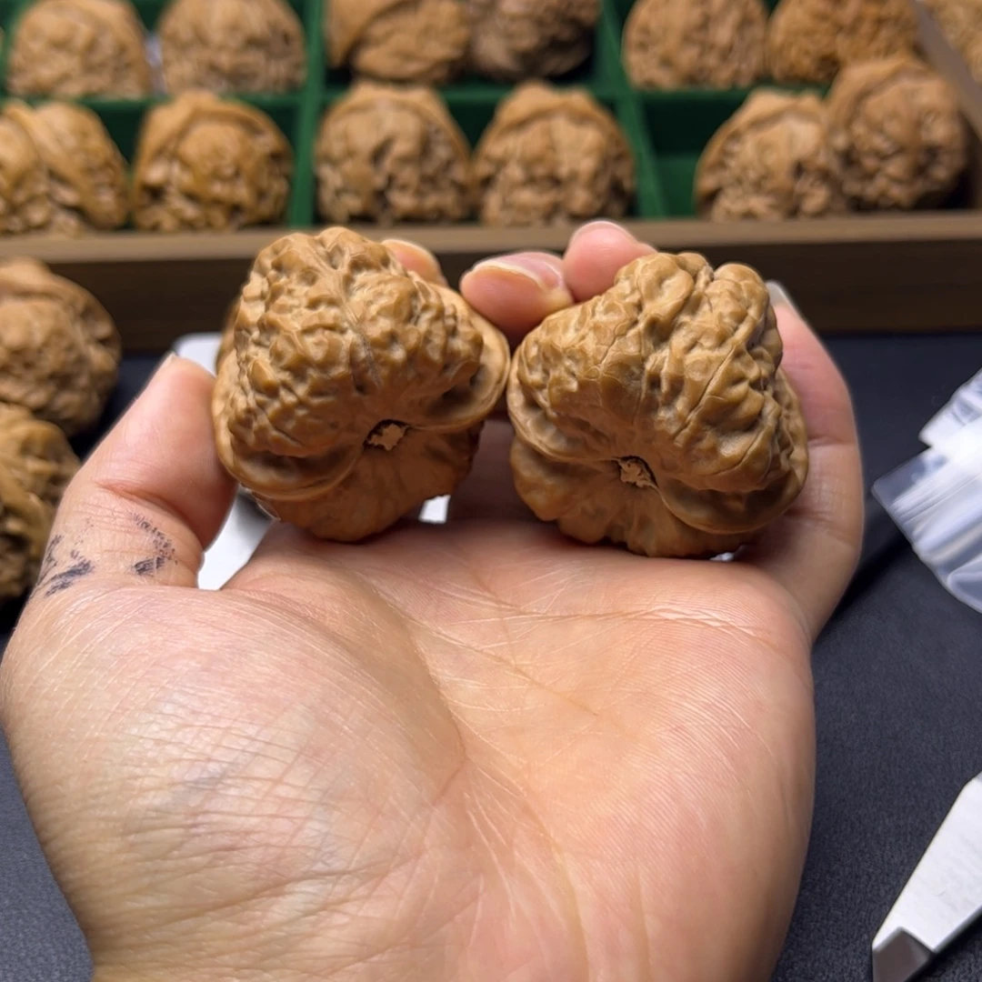 小***肉文玩核桃吊坠41开背红皮S级