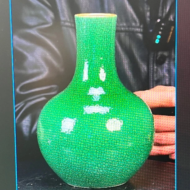 9811 清中期绿哥釉天球瓶赏品