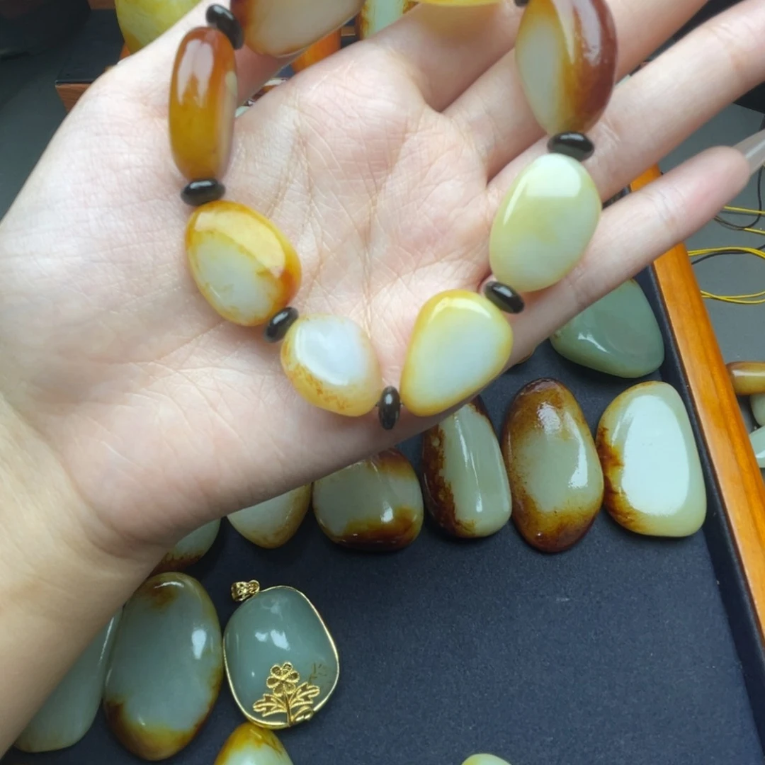 和田玉未镶嵌颈饰亮**镜