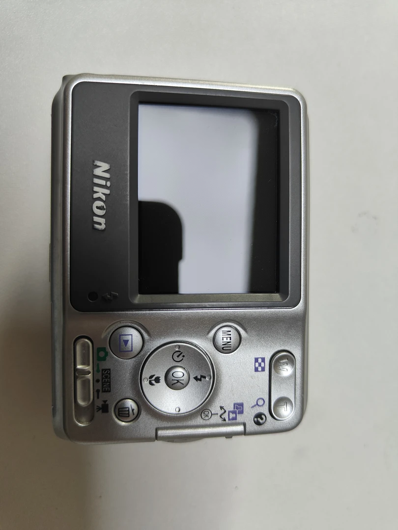 9新 Nikon/尼康 L4.400万像素3倍光学变焦复古浓郁色五号电池自备