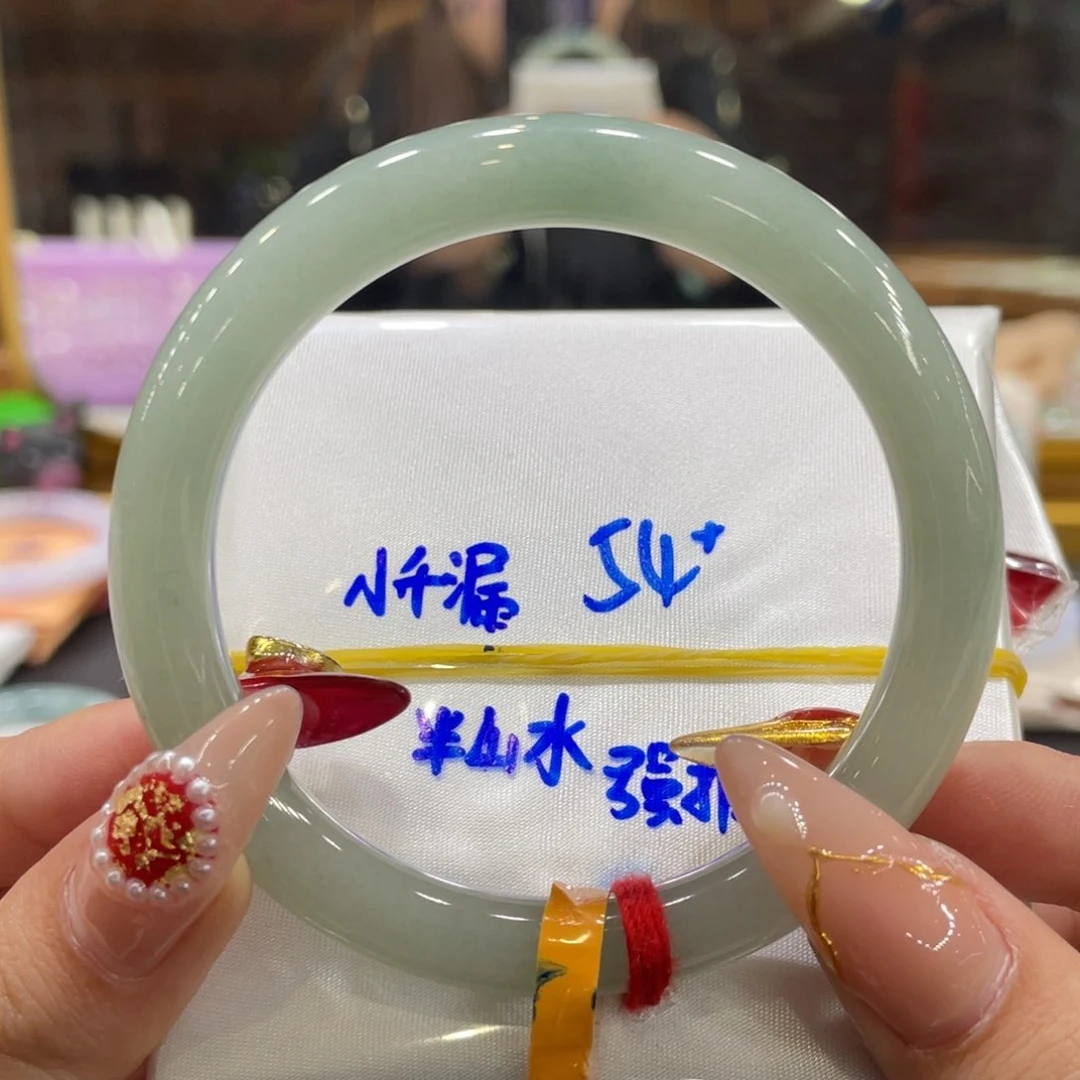 翡翠手镯未镶嵌翡翠
