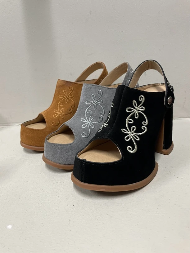 粗高跟卡比巴拉手工绣花防水台超轻凉鞋