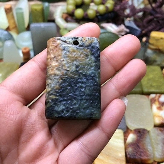 岫玉未镶嵌颈饰岫