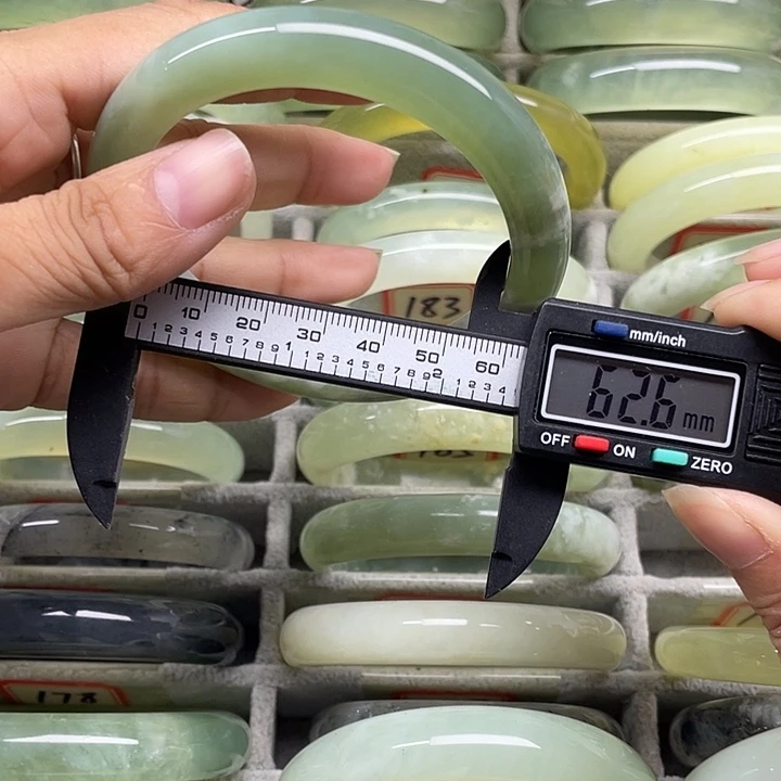 蛇纹石玉未镶嵌手镯196