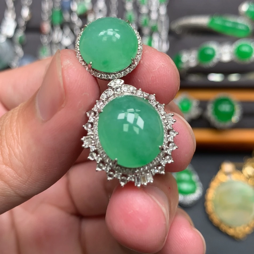 翡翠18K金镶嵌颈饰