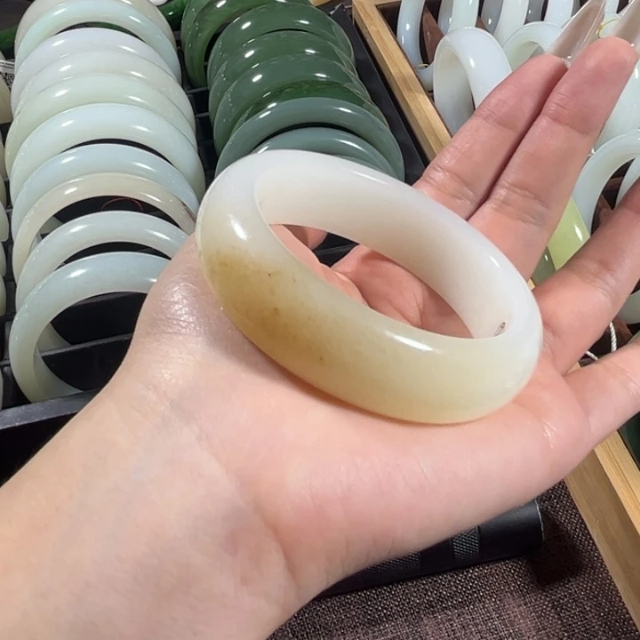 和田玉未镶嵌手镯