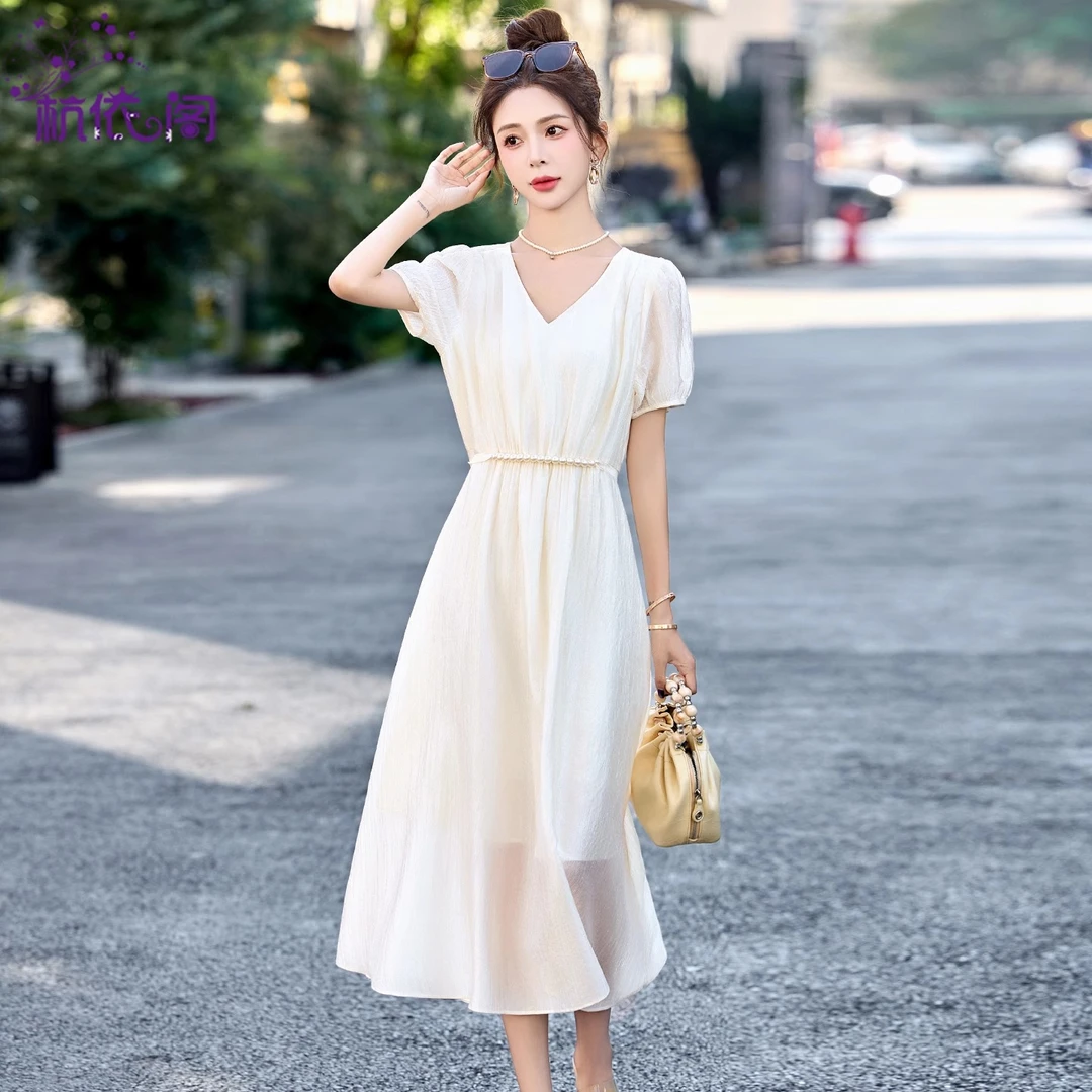 连衣裙女夏2025新款轻奢高级感气质法式v领收腰显瘦简单大方裙子