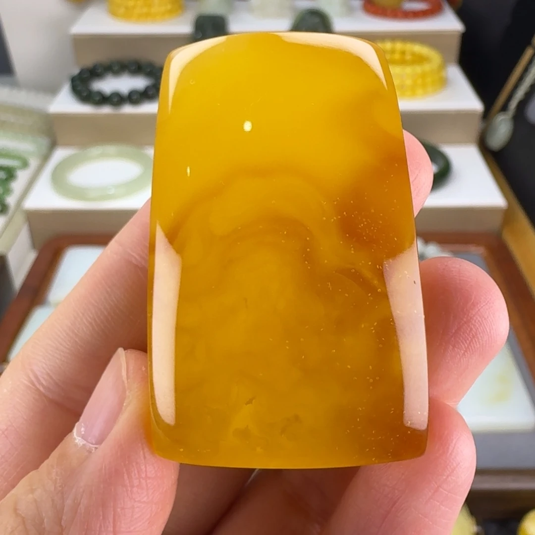 琥珀未镶嵌颈饰天然焦皮料鸡油红无事牌