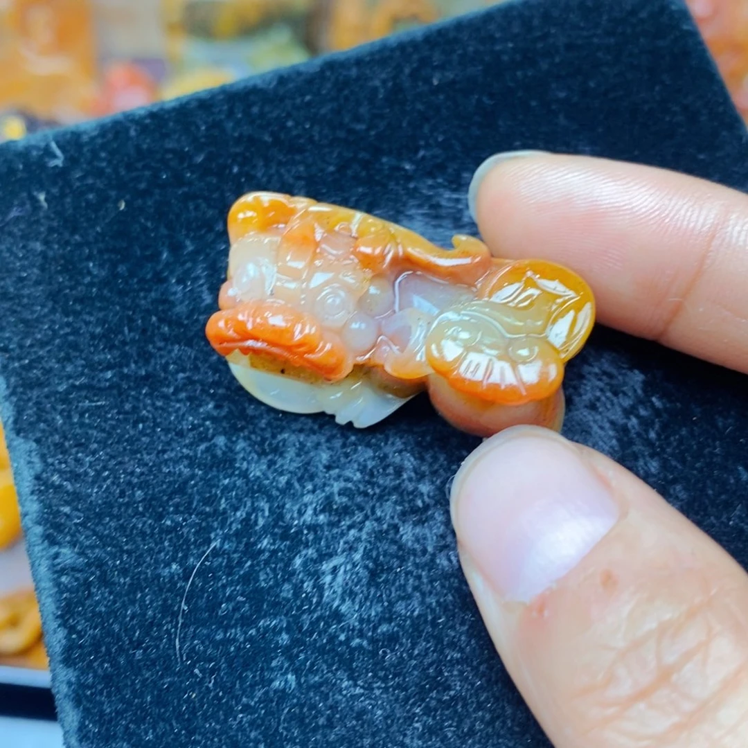 石英质玉（黄龙玉）未镶嵌颈饰