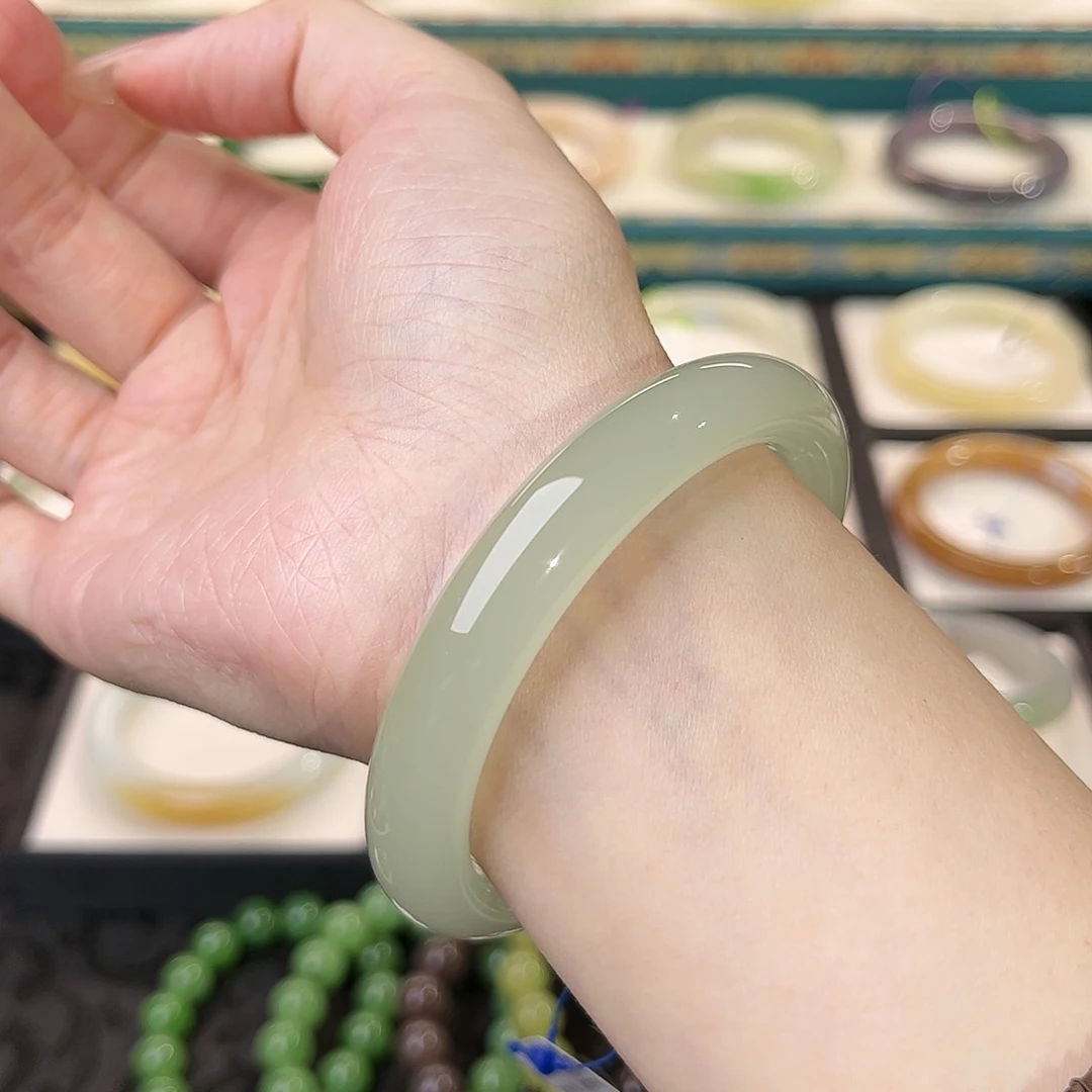 和田玉手镯未镶嵌高冰青提肉