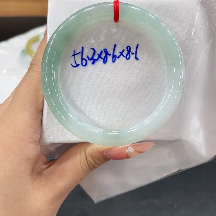 翡翠手镯未镶嵌翡翠
