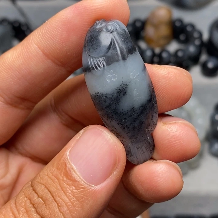 J***R和田玉（墨玉）未镶嵌颈饰