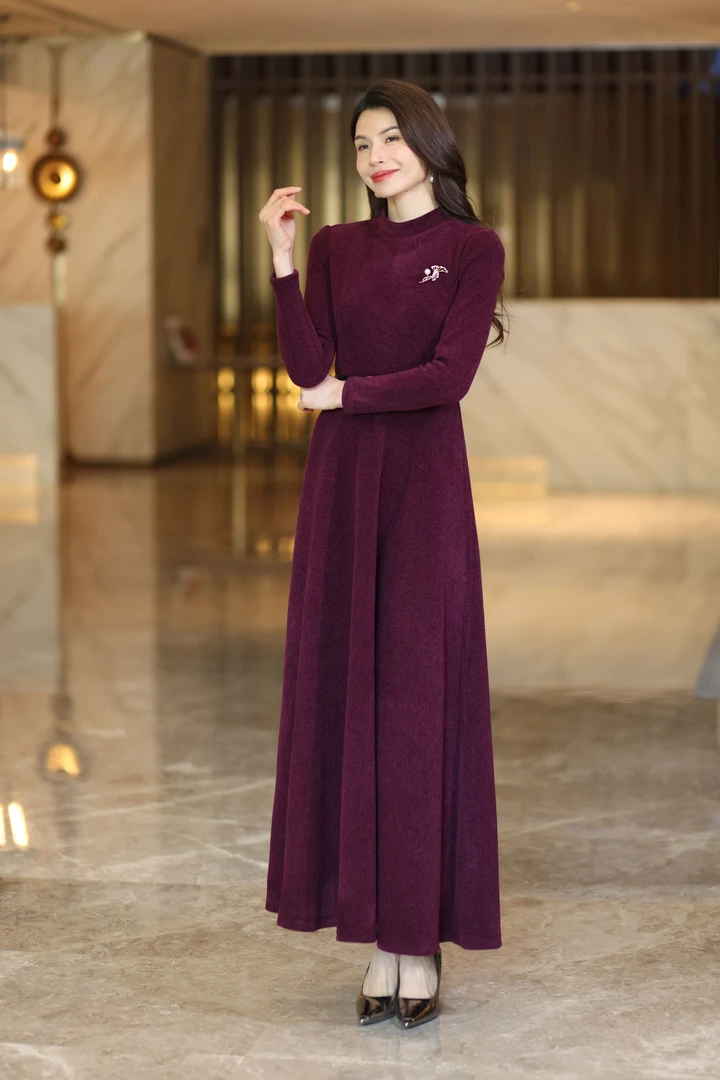 香衣丽华304-273雪丽尔绒加厚立领修身简约长款过膝大摆连衣裙