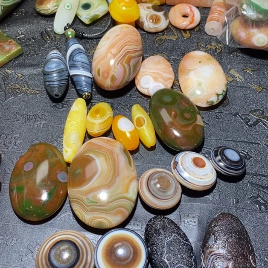 颈饰未镶嵌石英质玉泡**麻