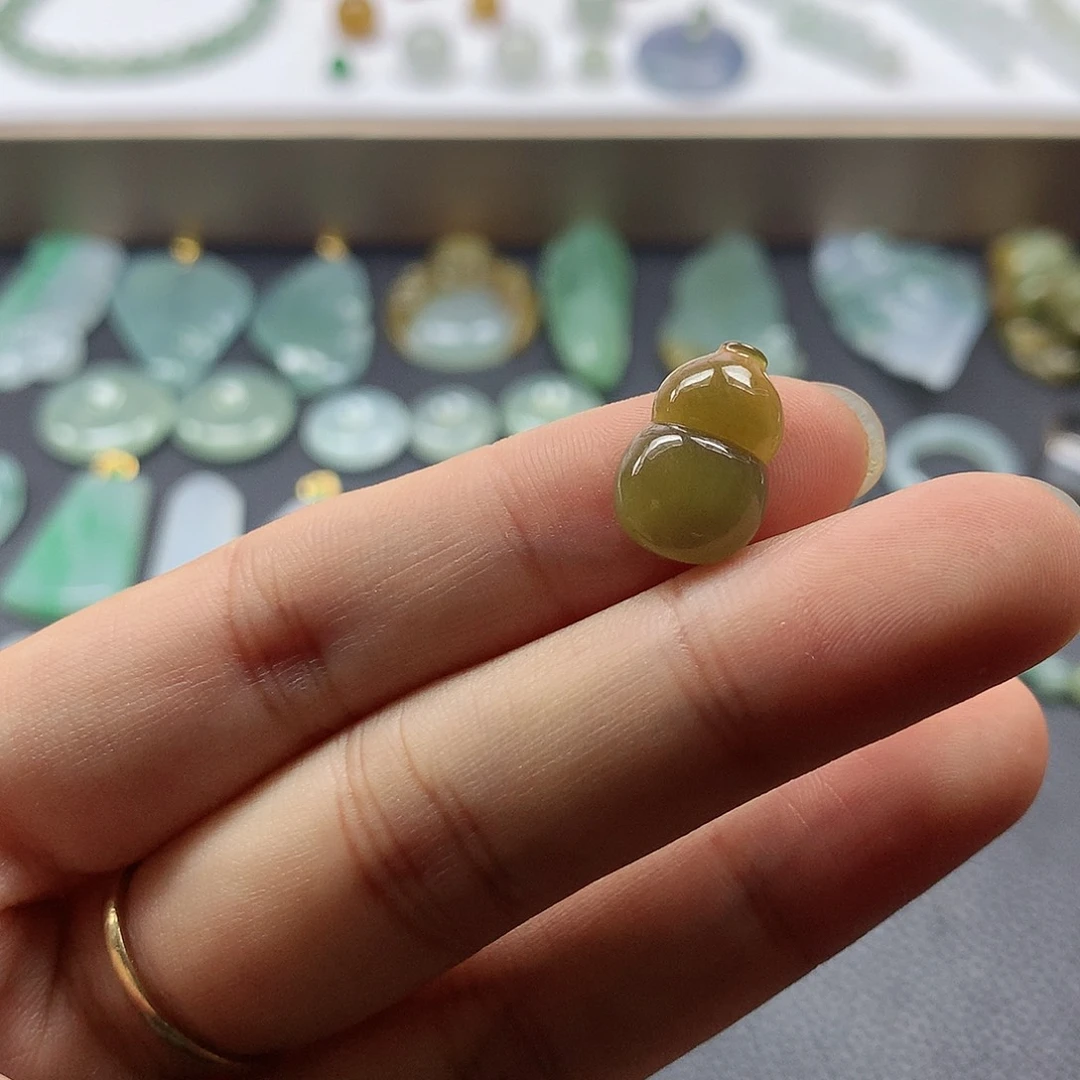 翡翠未镶嵌颈饰葫芦