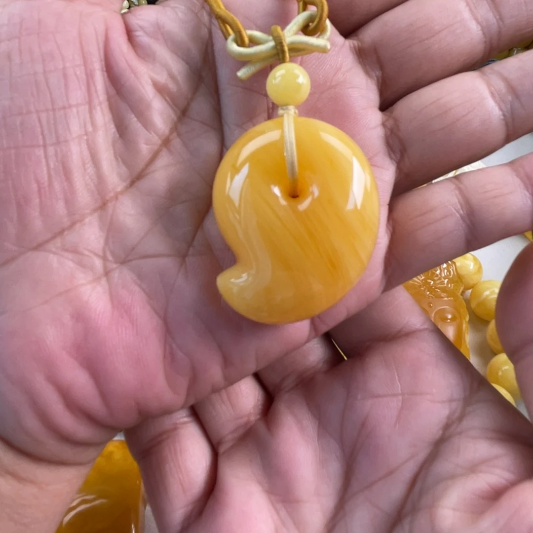 未镶嵌颈饰琥珀，