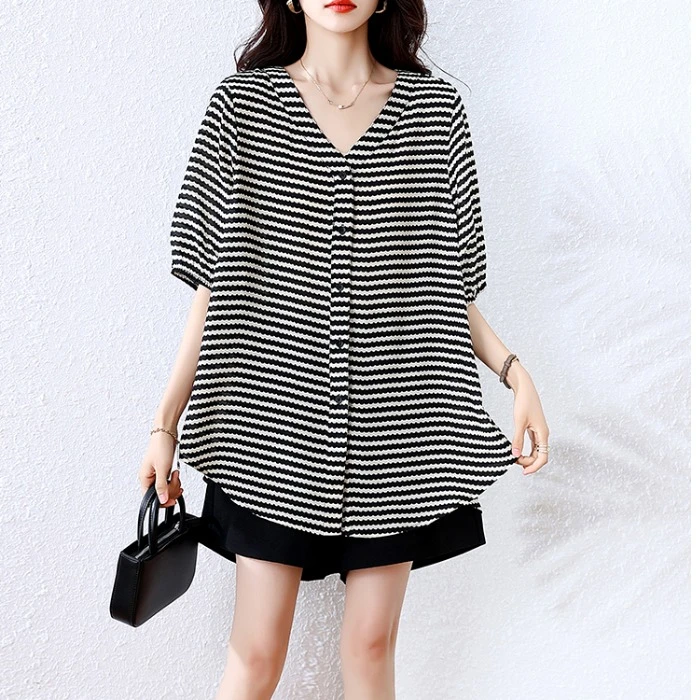2025夏季新款时尚条纹拼色V领单排扣开衫休闲中年妈妈装大码衬衫