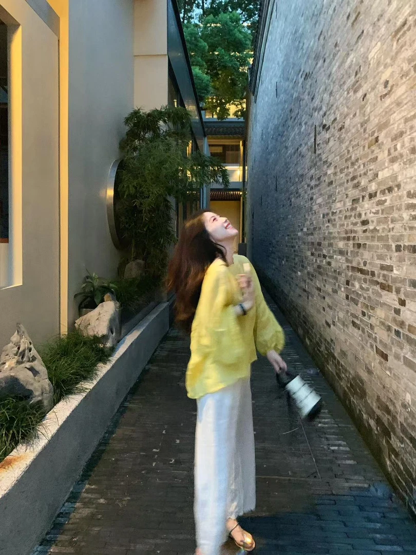 2025早秋新品慵懒松弛感穿搭黄色圆领灯笼袖上衣镂空休闲裤两件套