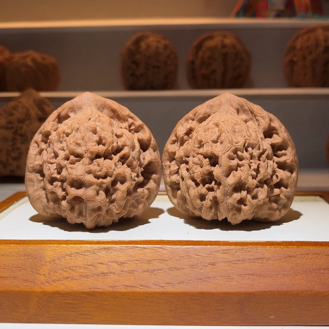 文玩核桃吊坠48大官帽，周正饱满不缺肉，