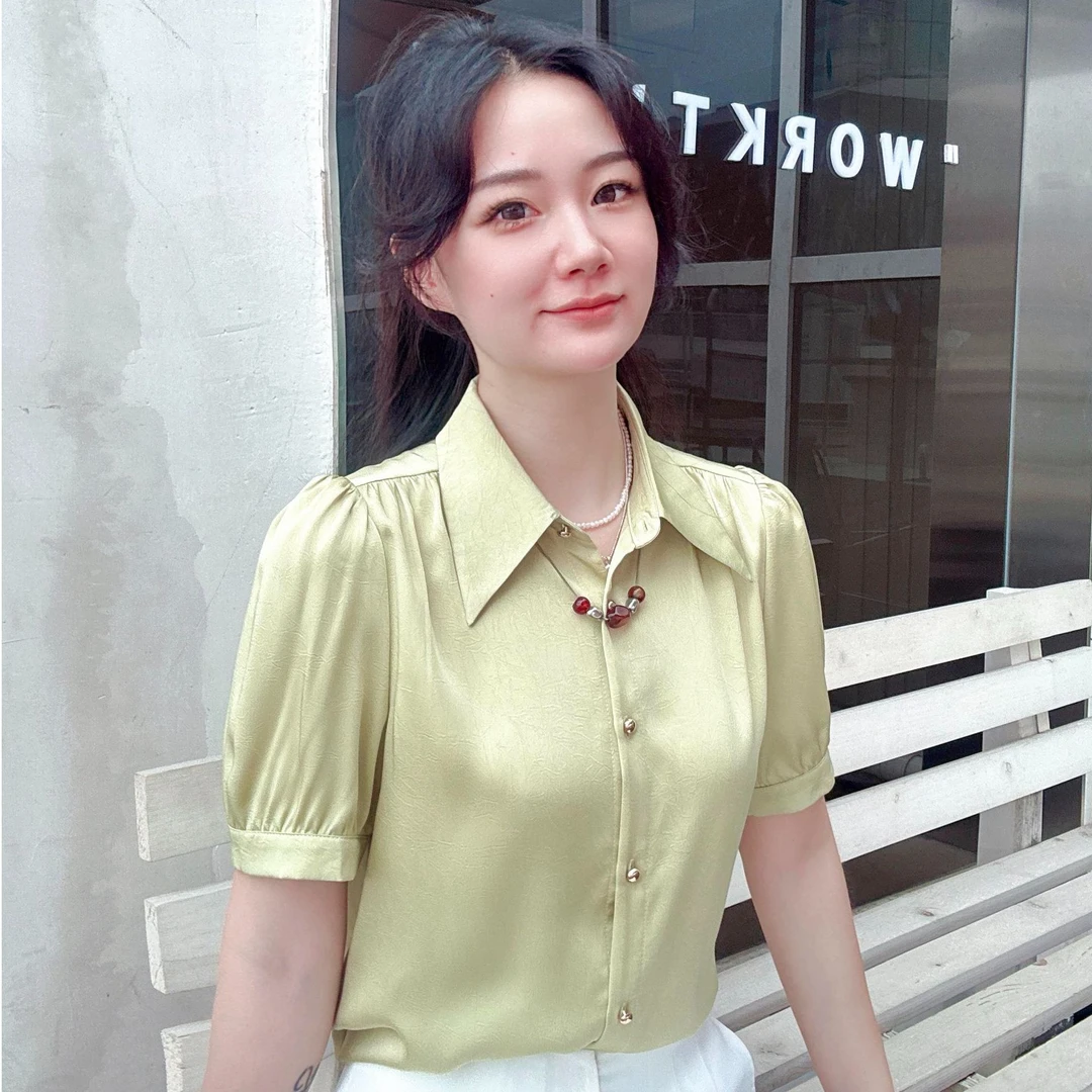 燕苹夏日新款翻领轻薄透气泡泡袖可拆卸装饰项链缎面衬衫HZX52119