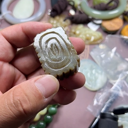 蛇纹石玉未镶嵌颈饰