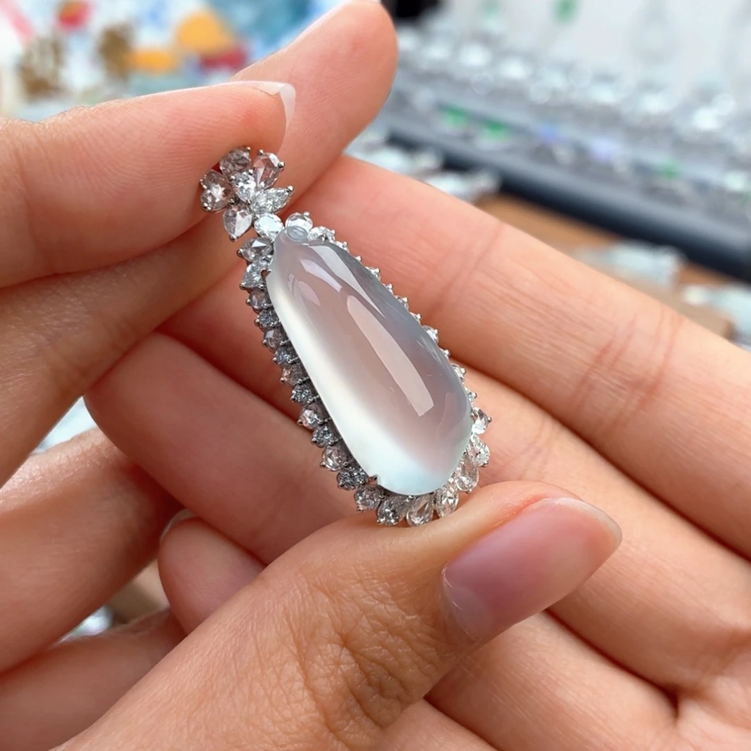 翡翠18K金镶嵌颈饰