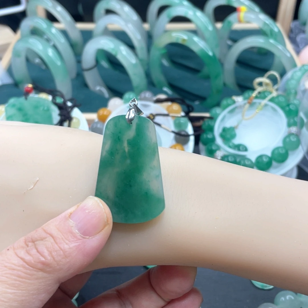 石英质玉未镶嵌颈饰