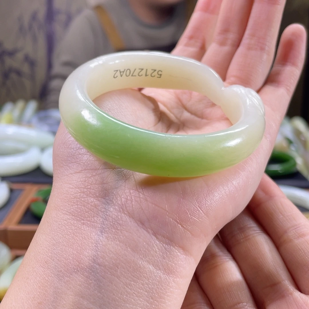 和田玉未镶嵌手镯52圈