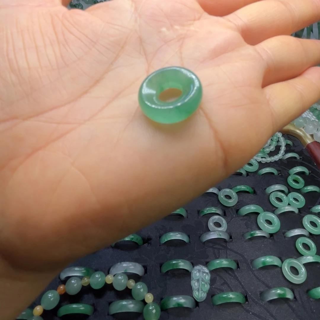 石英质玉（非洲翠）未镶嵌散珠冰绿甜甜圈