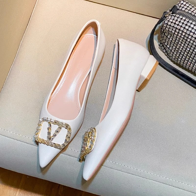 绝美气质米白色粗跟单鞋女2025新款尖头软皮舒适通勤不累脚低跟鞋